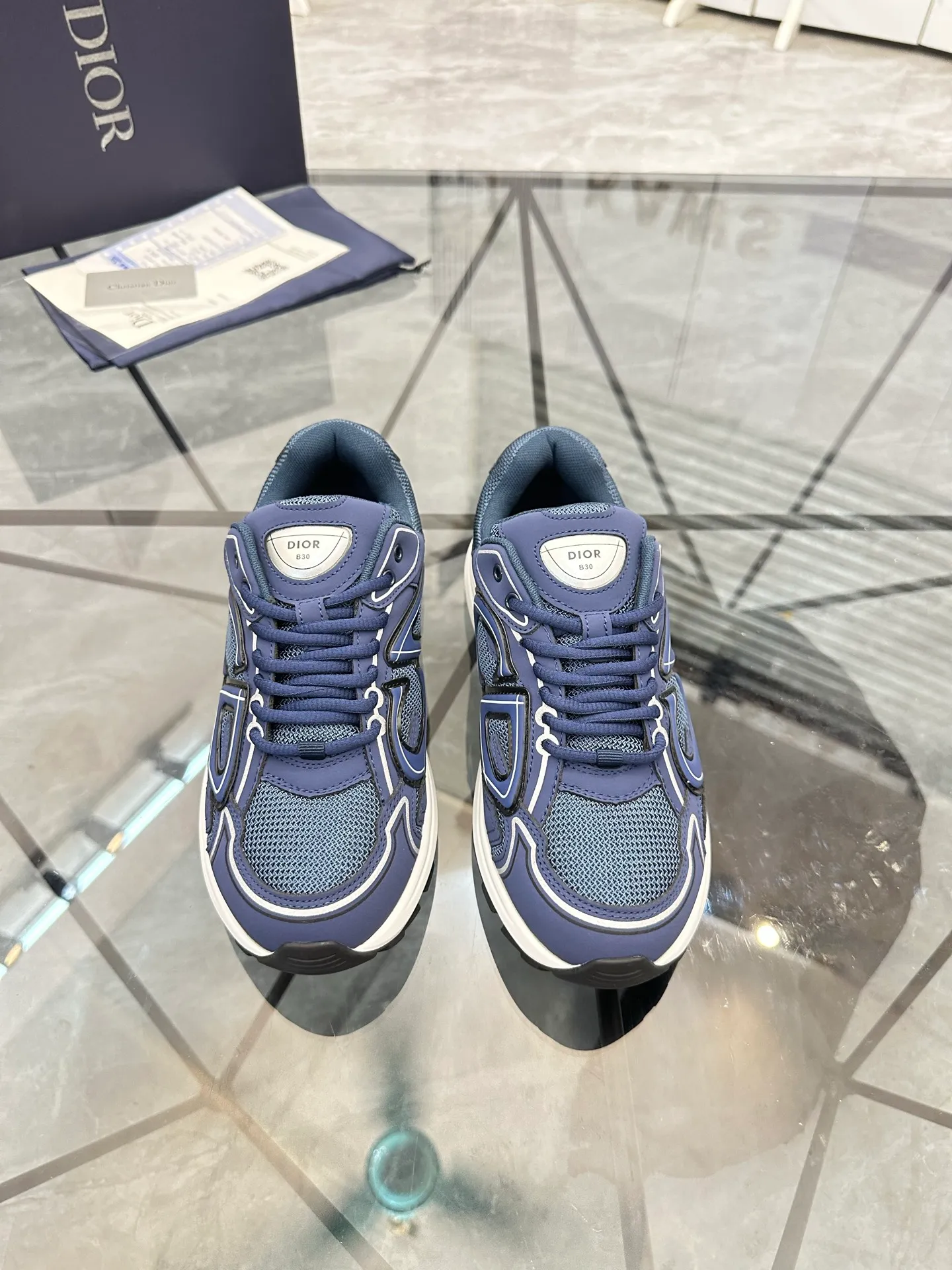 Men's shoes: 💰P400¥ Available in Guangzhou Product trademark: Dior* "Dior*" low-top casual shoes Regular size: 35-46 (can be customized to 47) Couple style Product materials: Upper imported cowhide stitched with original fabric, breathable lining, ultra-light foam original outsole. No.: 007
